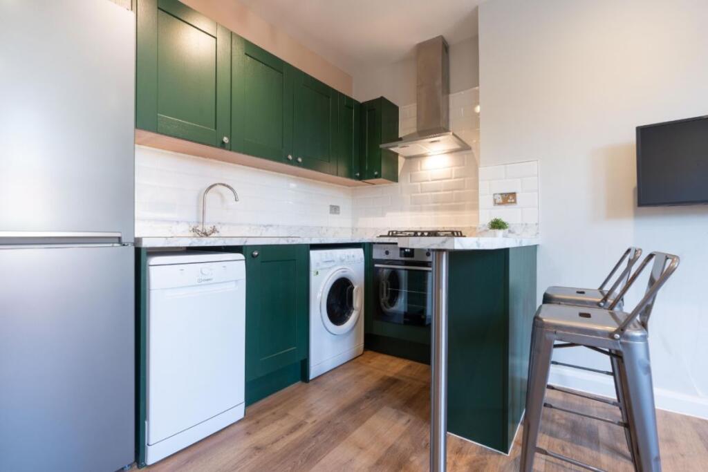 20KGF3- Living Area/Kitchen