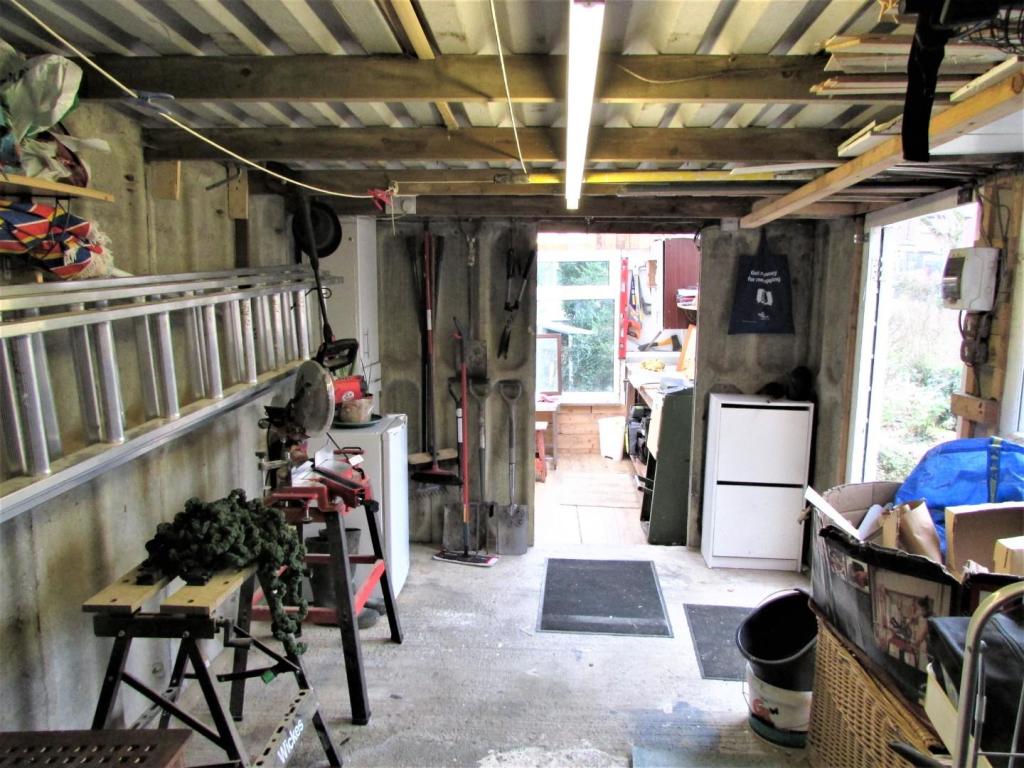 ThornAve12garage.JPG