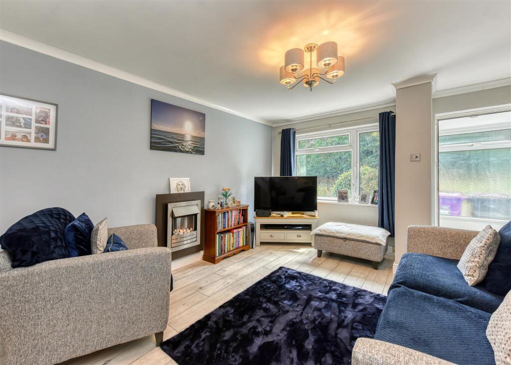 34 Tyning Close-lounge2.jpg
