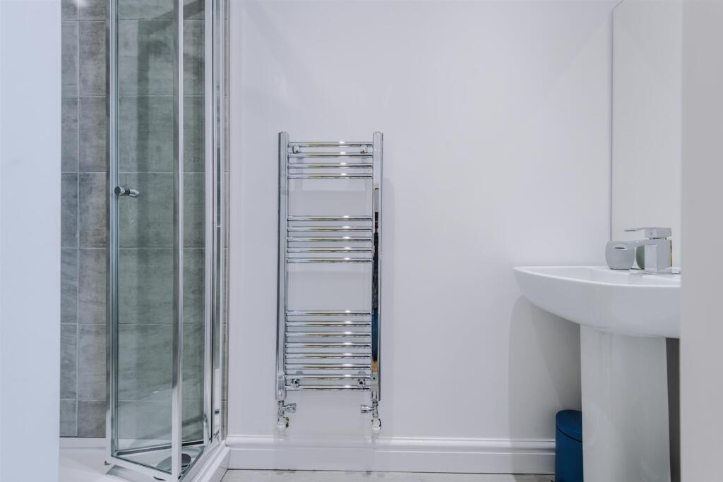 Dean Street - Ensuite bathroom.jpg