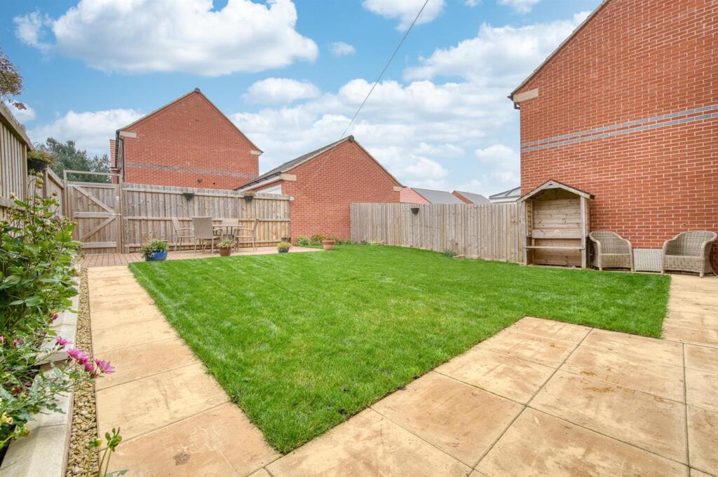 Rear Garden towards garage.jpg