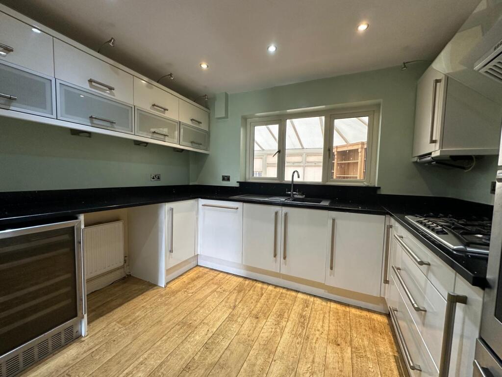 FITTED KITCHEN