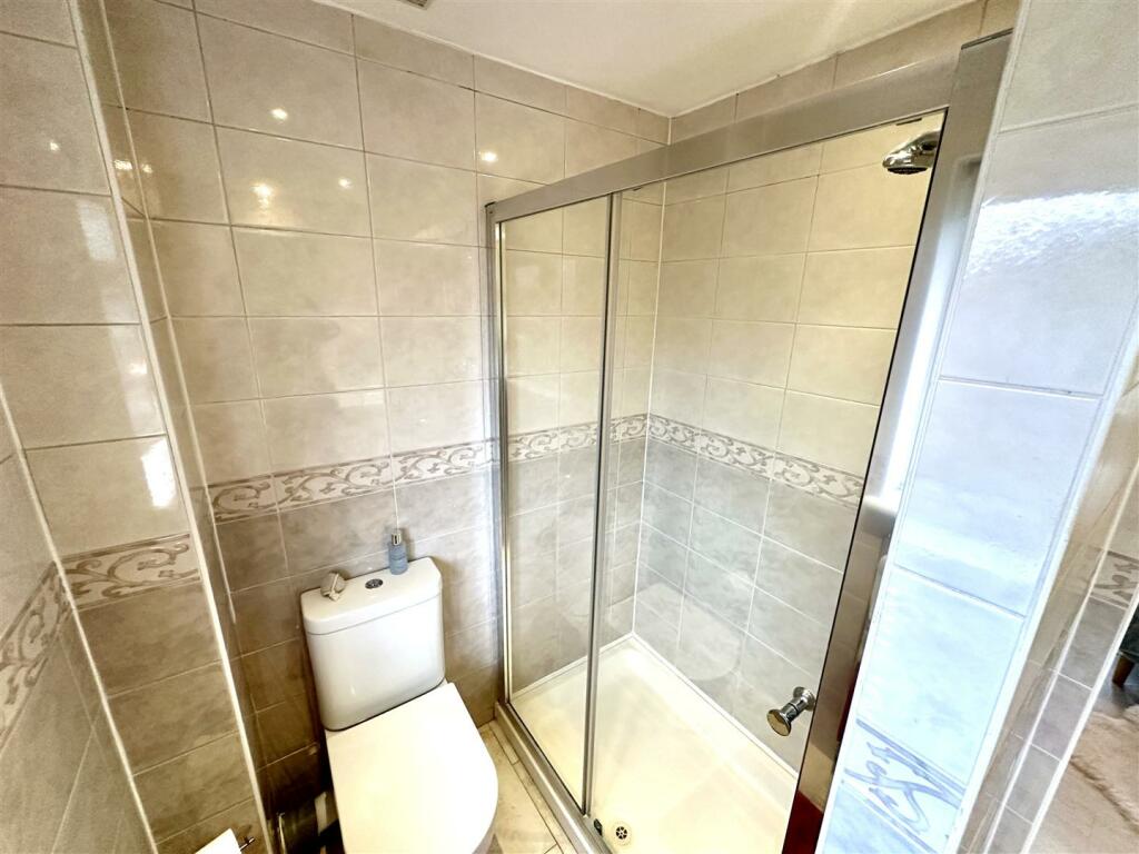 EN-SUITE SHOWER ROOM