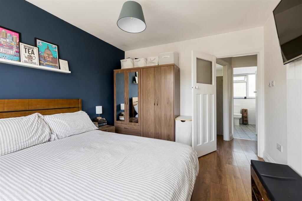 Onslow Gardens, E18