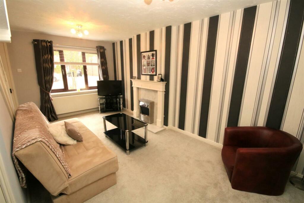 OPEN PLAN LOUNGE/ DINING ROOM