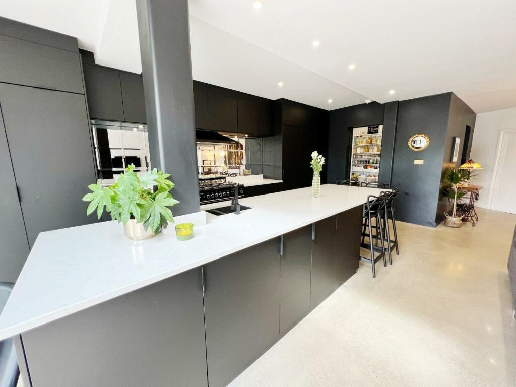 Main Room pic 17.jpg