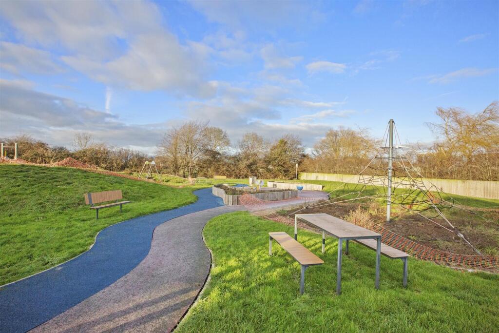 7 Farmers Way, HP27 9EW-15.jpg