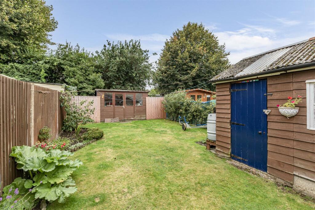 26 Holly Avenue, new haw, kt15 3ub - 14.jpg