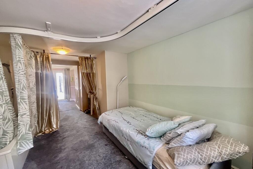 Bedroom 4 'annexe st