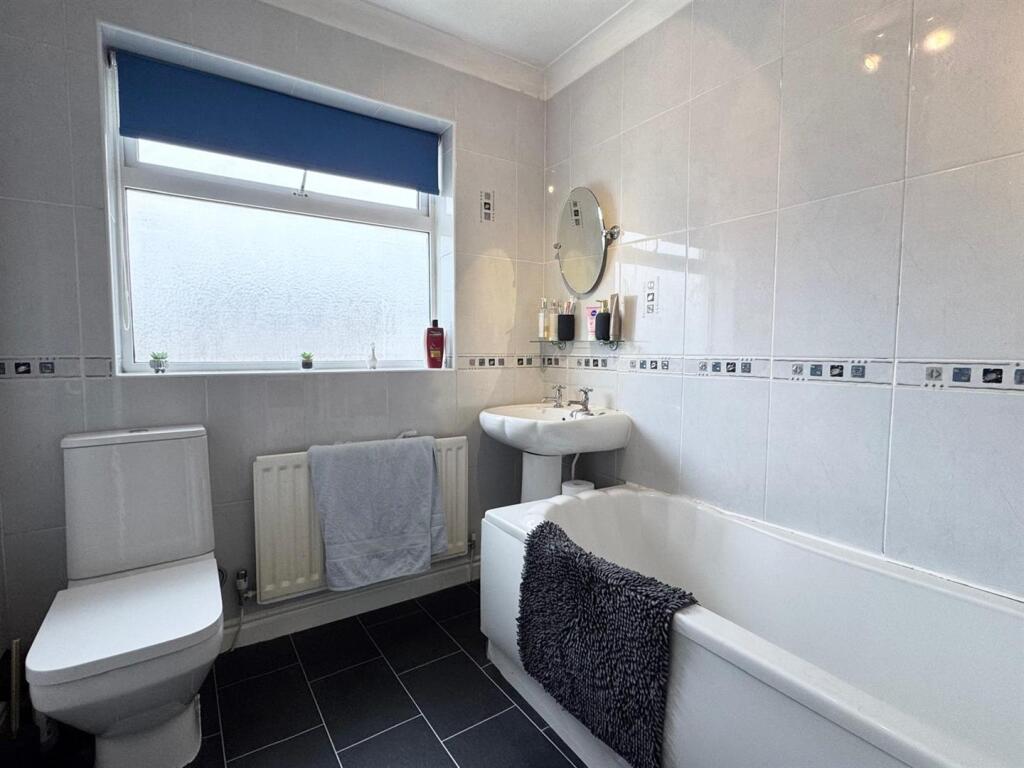 Family bathroom 2.jpg