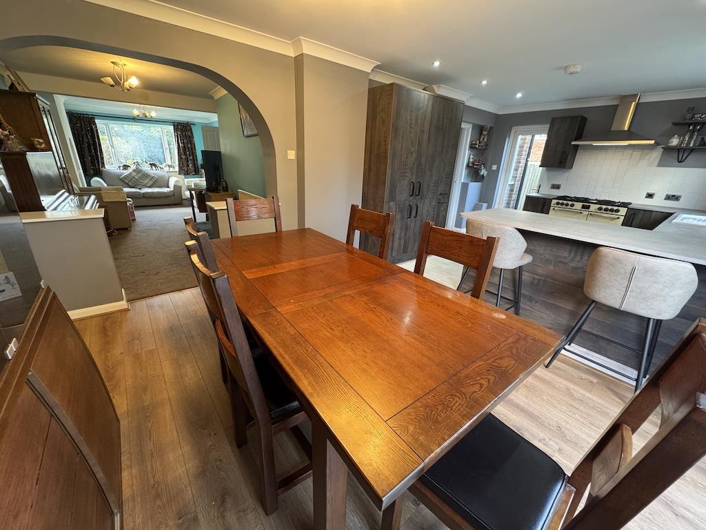 9 - Dining to Lounge.jpg