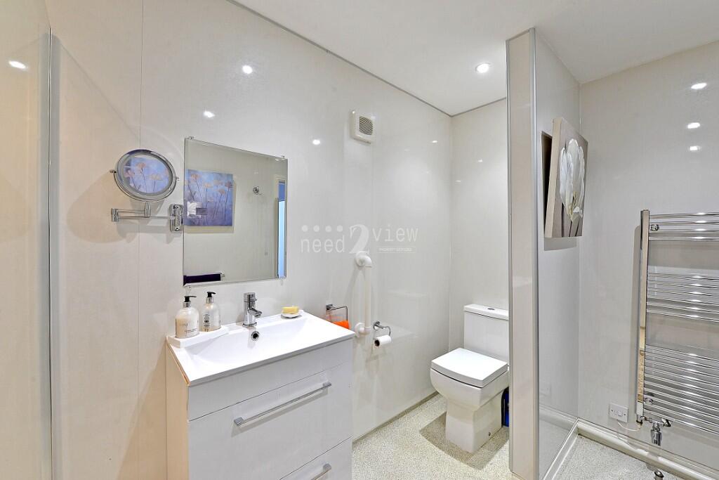 GROUNDFLOOR SHOWER