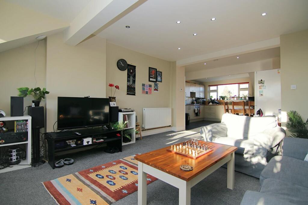 FLAT B LIVING ROOM