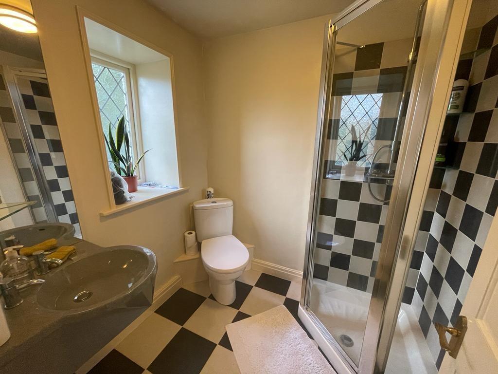 Bed 1 ensuite.jpg