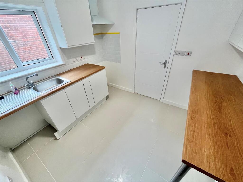 Kitchen / Breakfast Bar