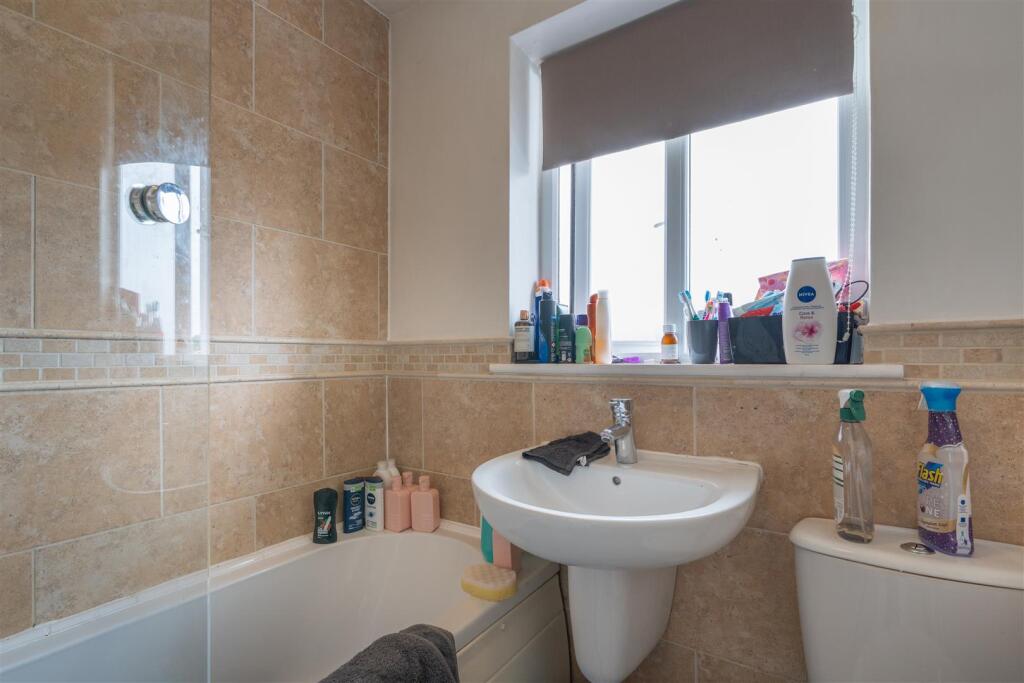 4 Lancaster Close -25.jpg