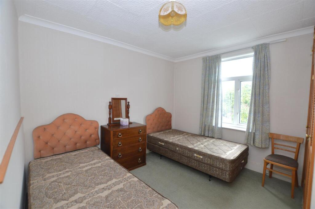 15 Maswell Park Crescent bed 3.JPG