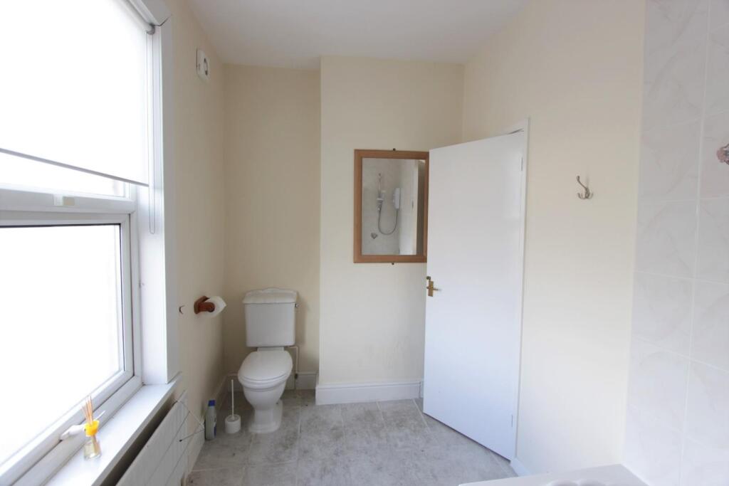 4. bathroom (2) .jpg