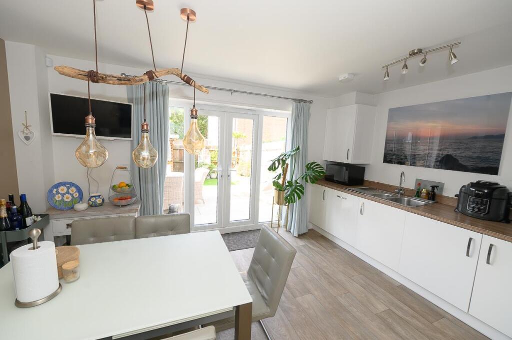 Kitchen pic 2.jpg