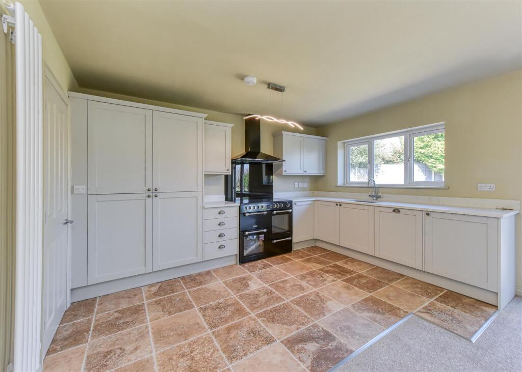 8 Fox Close-kitchen2.jpg