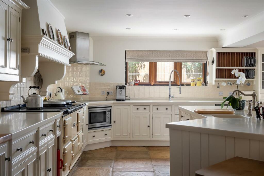 24 - Brecon House - GL53 9NE - Web.jpg