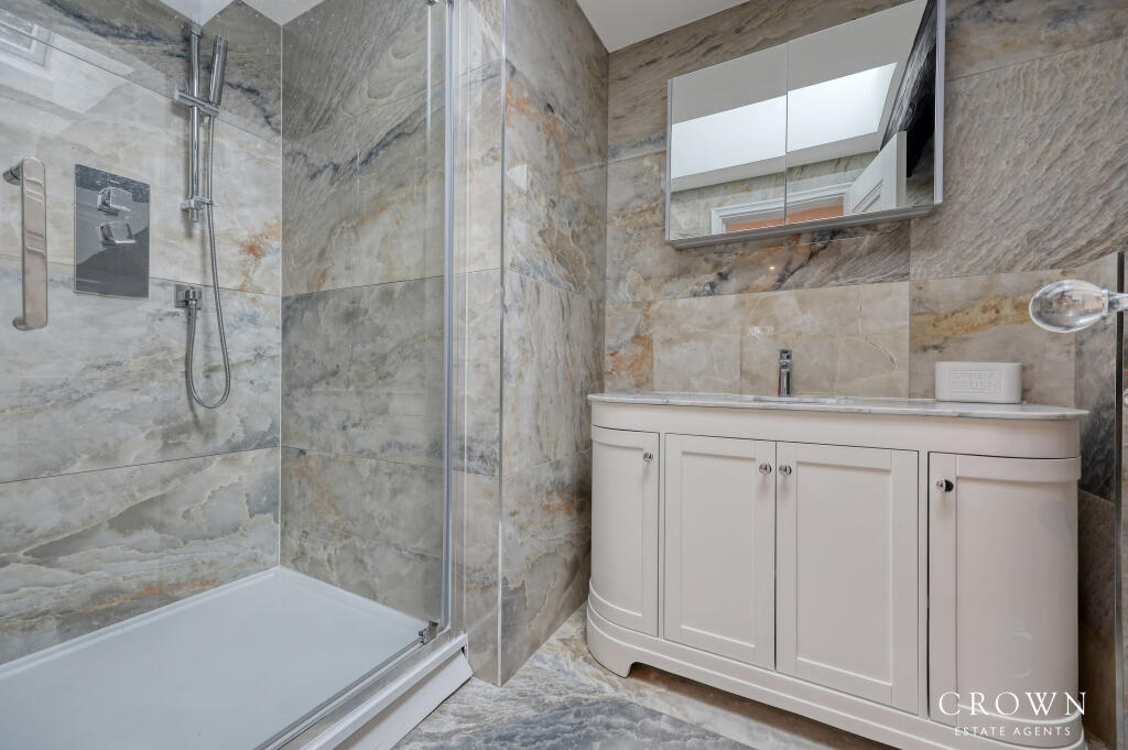 En-Suite to Master Bedroom