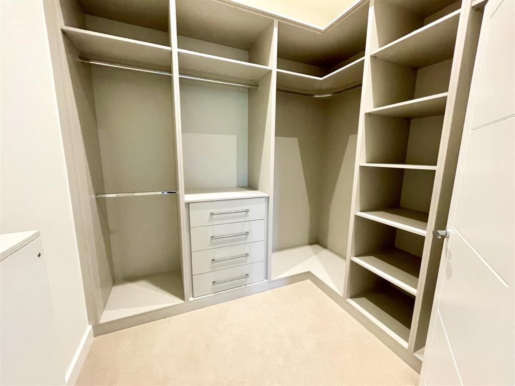 8. Walk in Wardrobe.jpg
