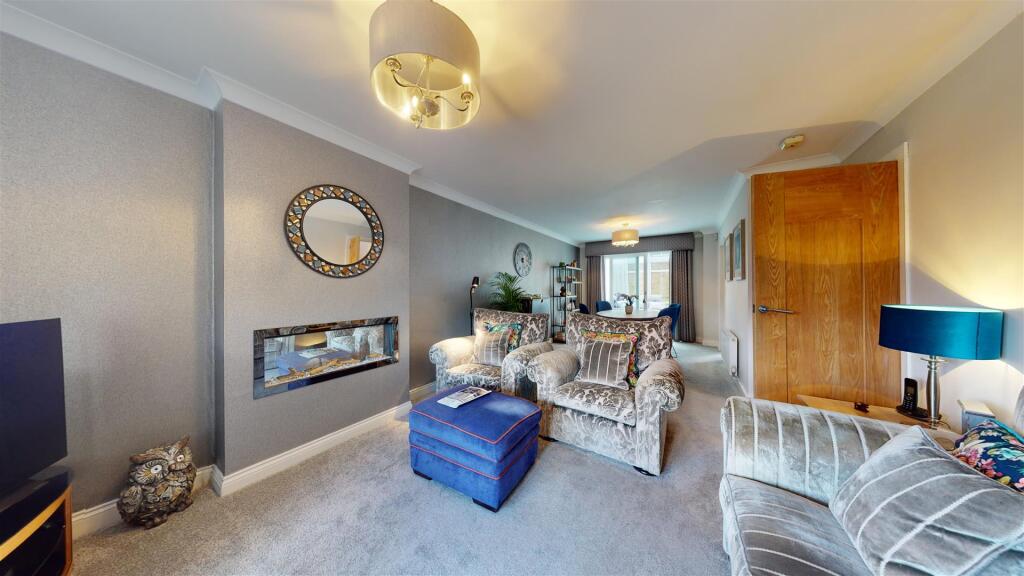 LOUNGE/DINING ROOM