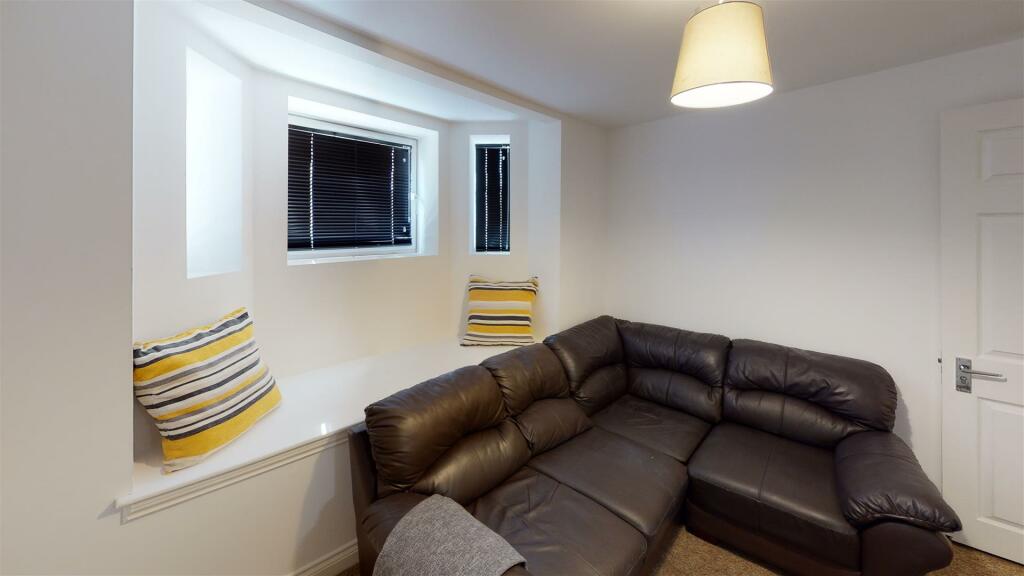 8-Montgomerie-Rd-Portsmouth-Living-Room.jpg