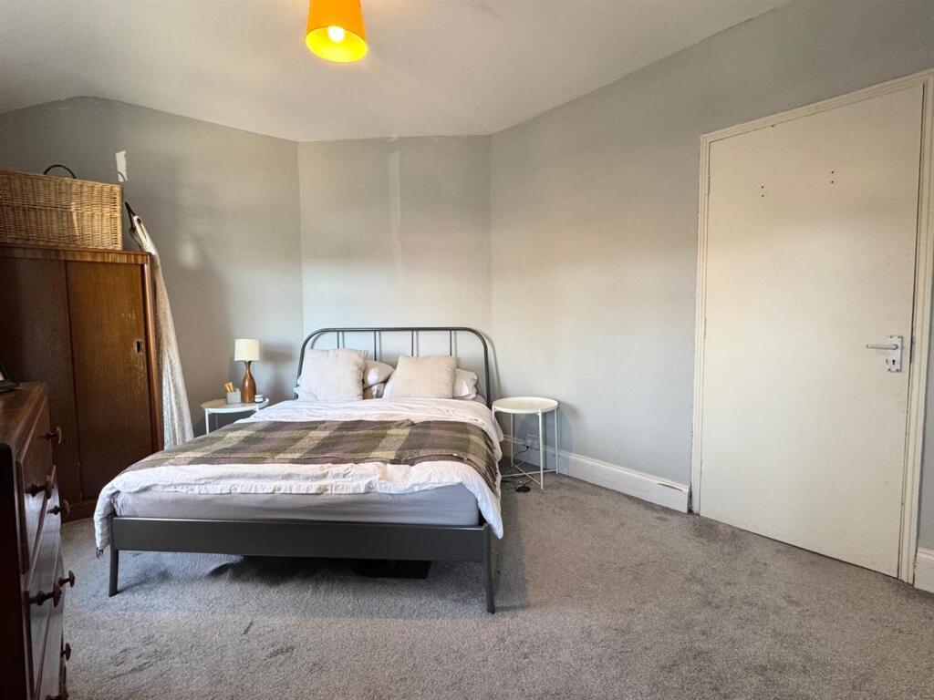 Master bedroom (2).jpg