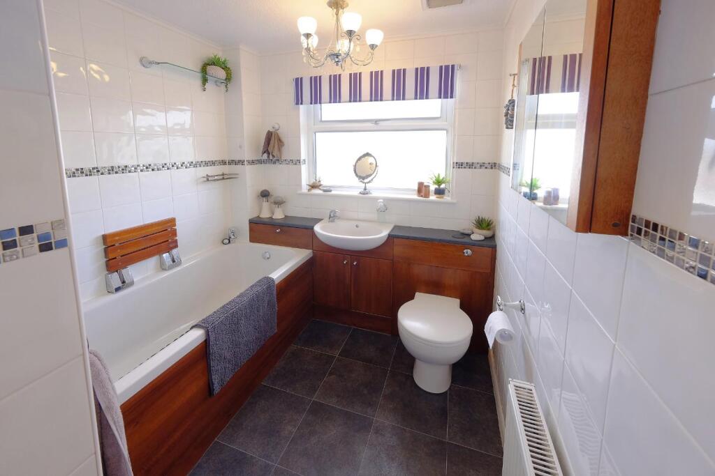 UPSTAIRS BATHROOM.jpg