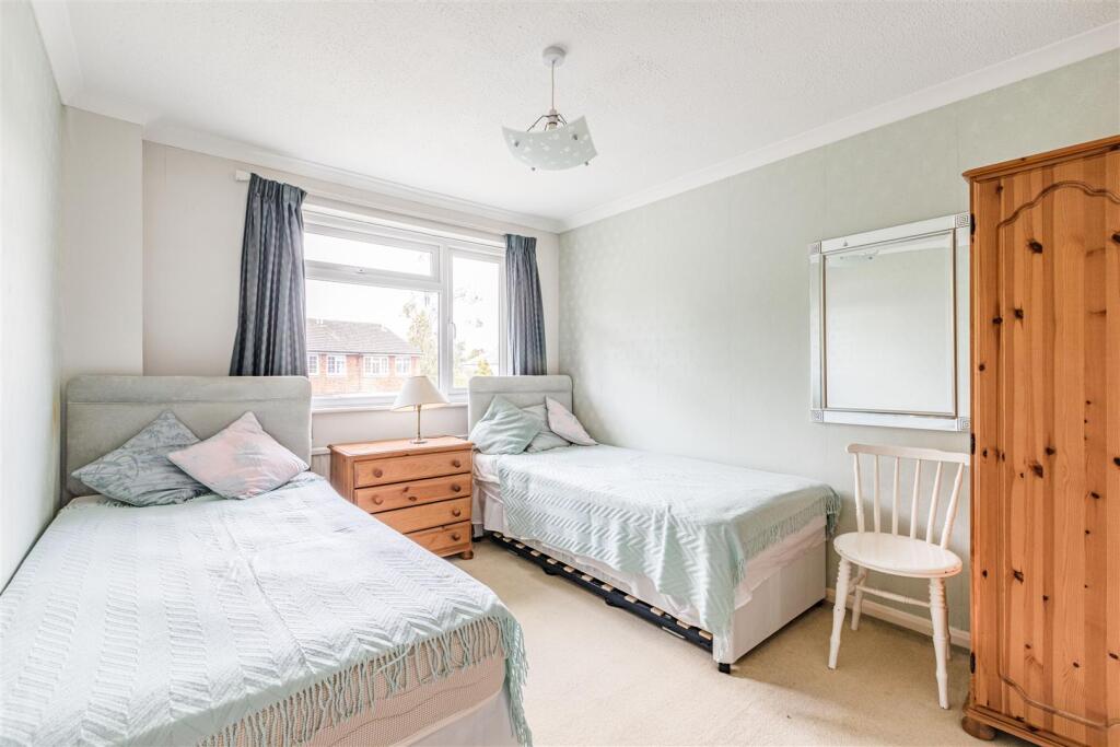 6 York Close, KT14 7HW - 4.jpg