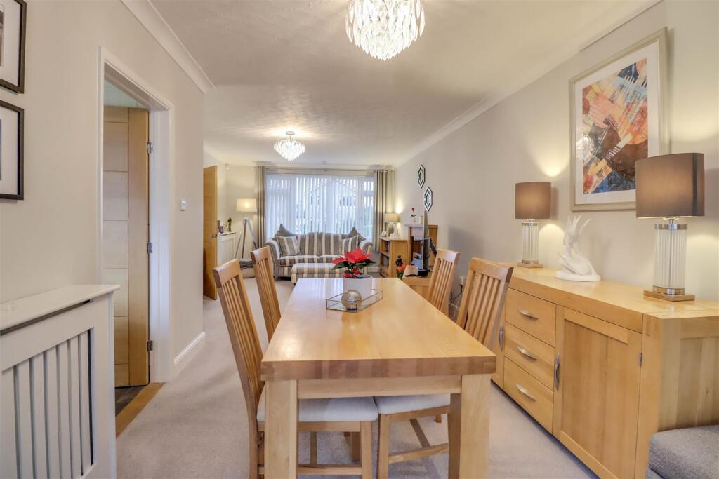 6 HIGHCLIFFE WAY WICKFORD-8.jpg