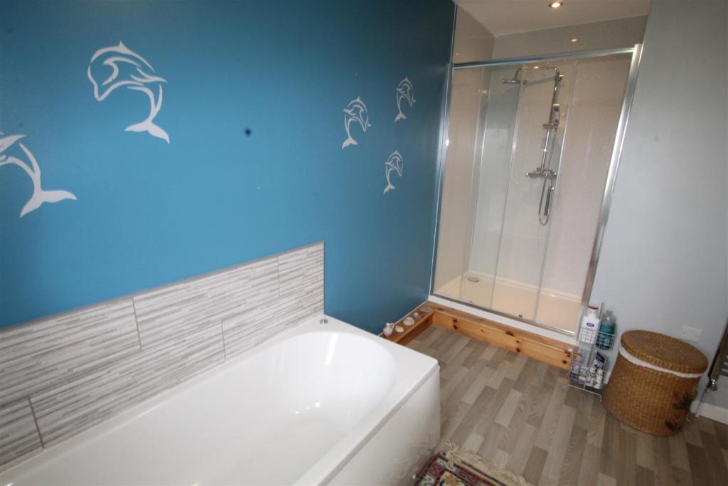 main bath 2nd angle.JPG