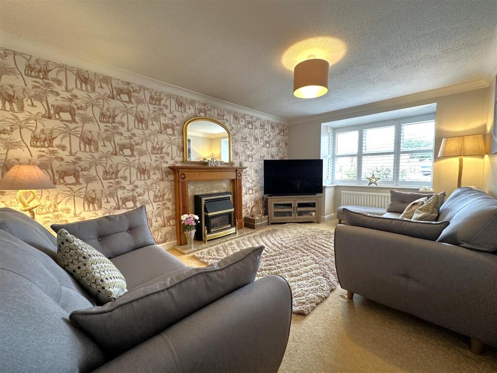 Bay-Fronted Lounge 746