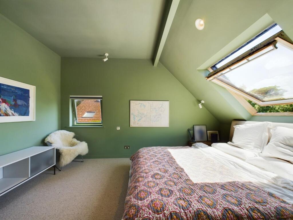 PRINCIPAL BEDROOM.jpg