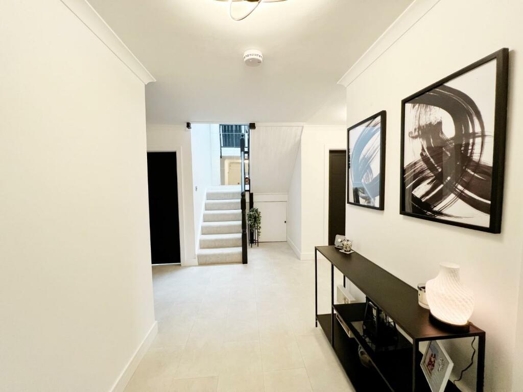 Hallway pic 1.jpg