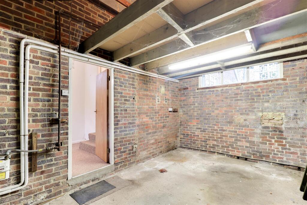 32. Garage.jpg