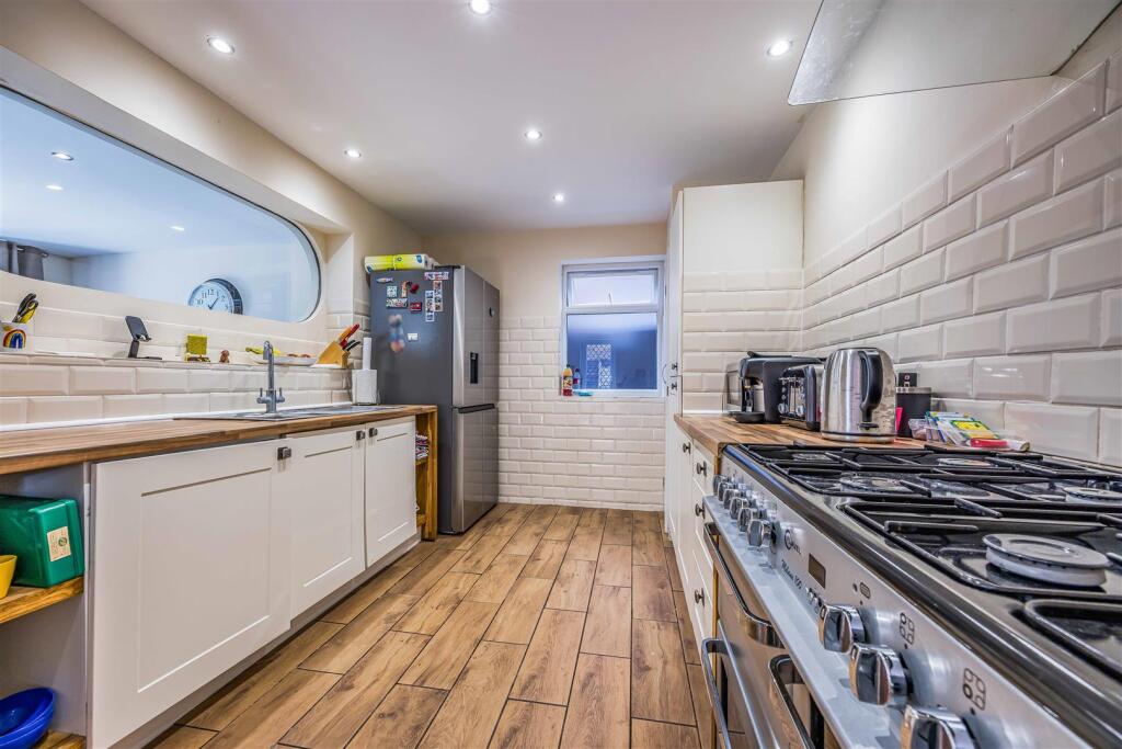 99 Church Road, Hayling Island-Small-PorticoMarket