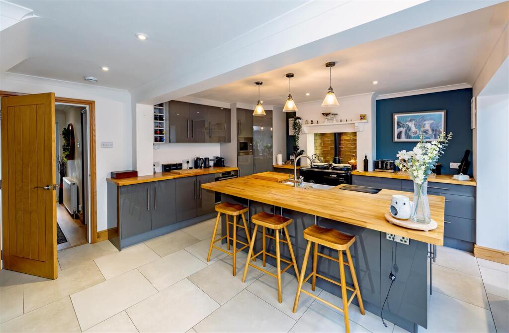 SUPERB OPEN PLAN DINING/KITCHEN/FAMILY ROOM