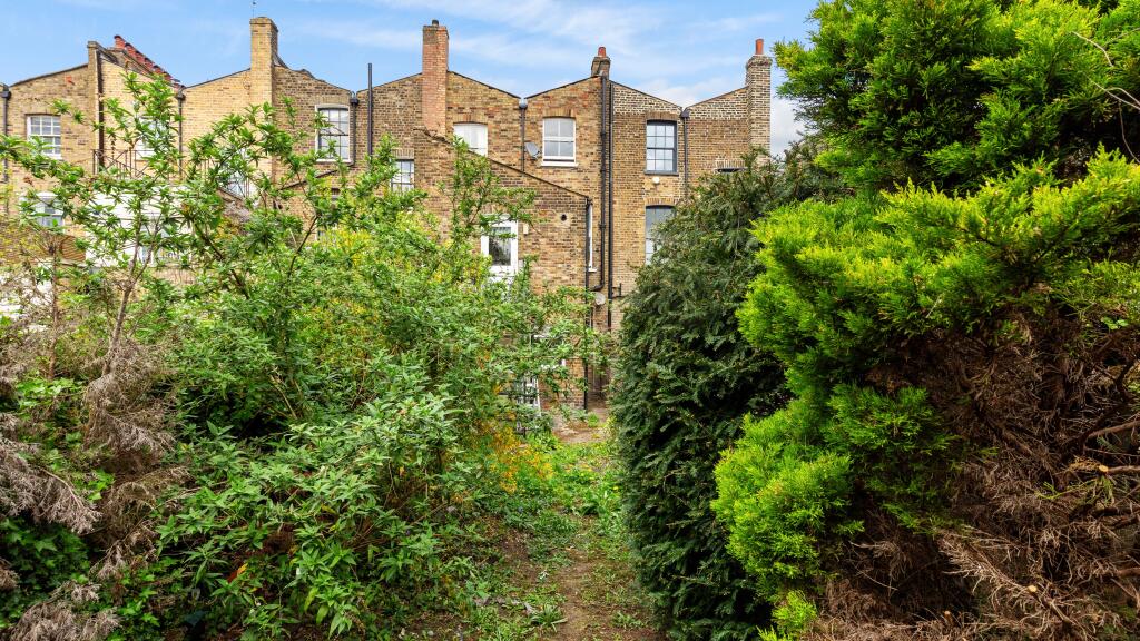 Flat A, 31 Buckingham Road, Islington, London, N1 4HY