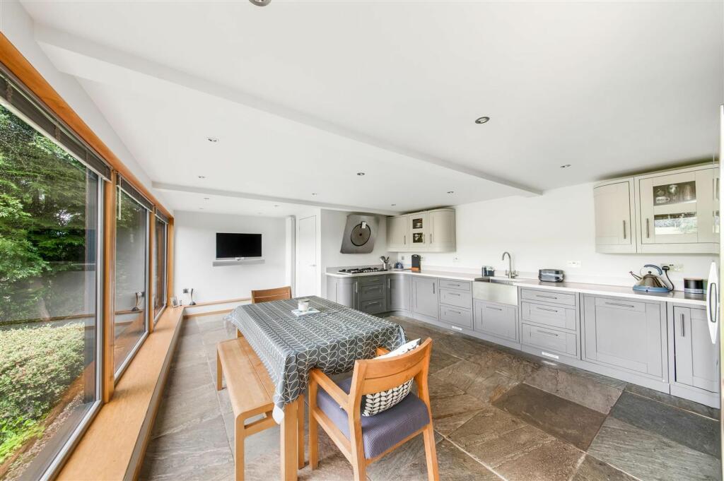 OPEN-PLAN DINING LIVING KITCHEN