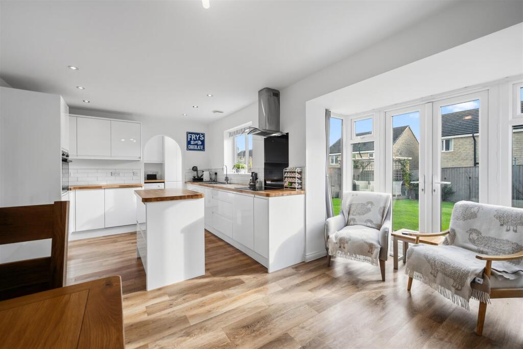Dining area to kitchen and garden.jpg