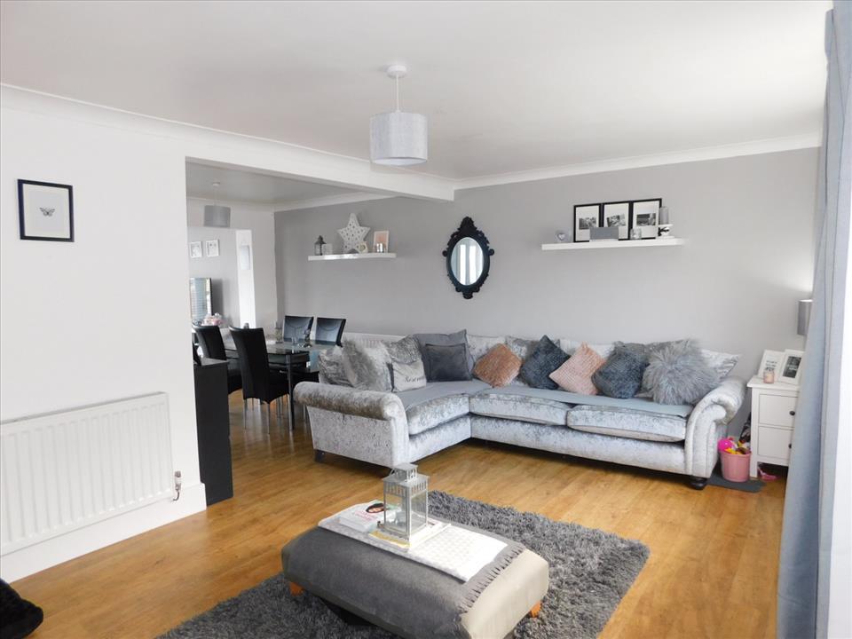 DINING/FAMILY ROOM