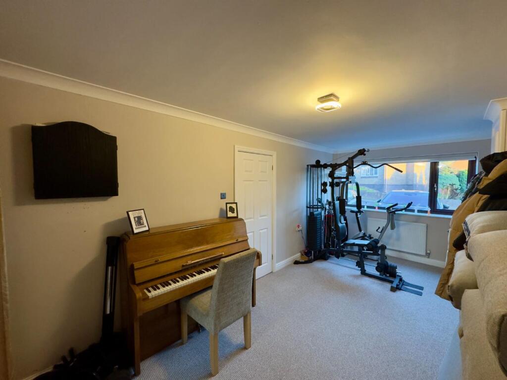 Game-Gym Photo, Clockhouse Grove, Burnley, 5 Bedro