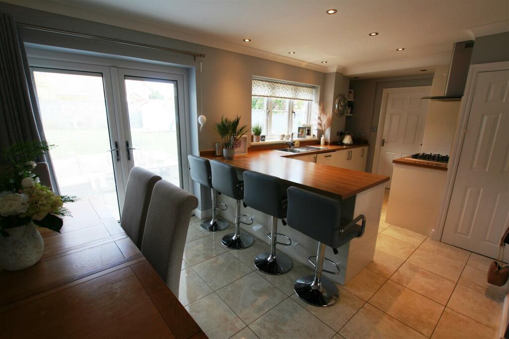 hingleyave,4kitchendiner1.JPG