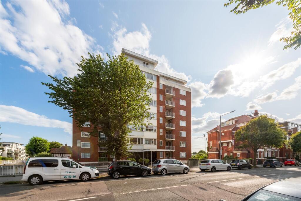 Flat 11 Cromwell Court-18.jpg