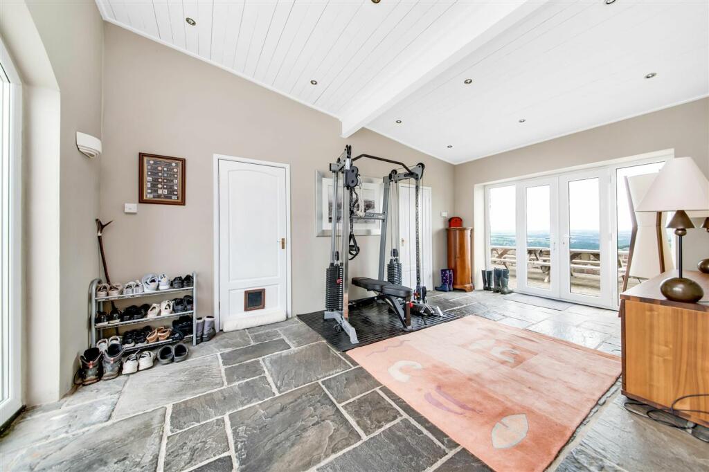 BOOT ROOM/BREAKFAST ROOM