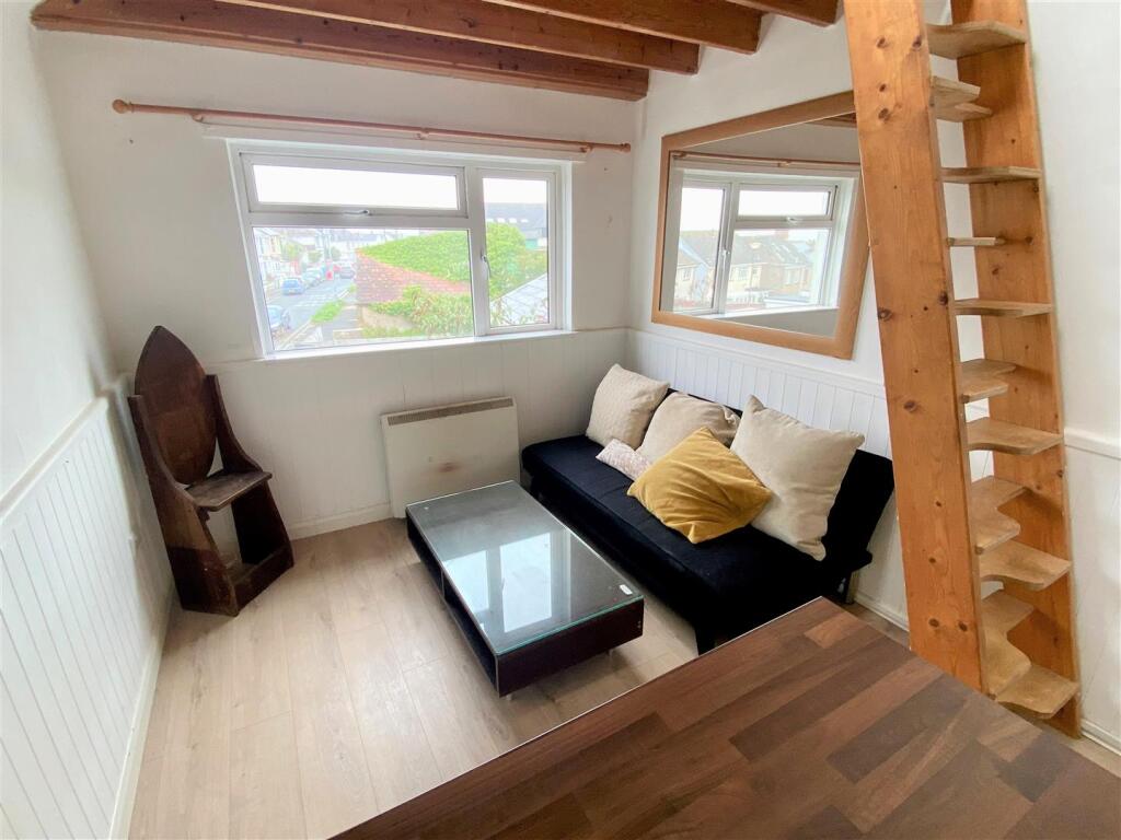 Flat 3, 1 Trenance Road Living Area