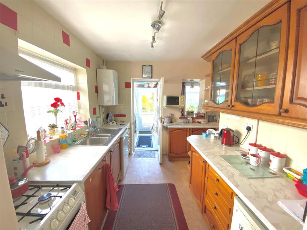Kitchen 1.jpg